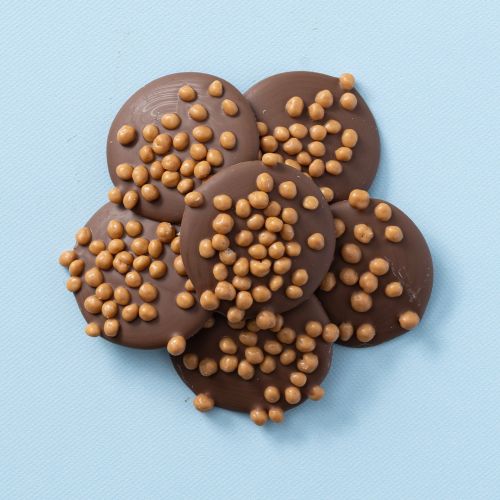 Chocolade flikken karamel zeezout op een hoopje gestapeld