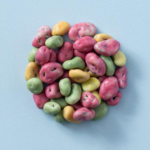 Chocolade rozijnen gekleurd in een cirkel