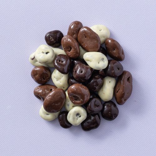 Chocolade rozijnen gemengd in een cirkel