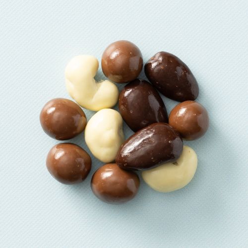 Biologische chocolade notenmix met cashewnoten en noten omhuld met witte, melk- en pure chocolade Biologische chocolade notenmix met cashewnoten en noten omhuld met witte, melk- en pure chocolade