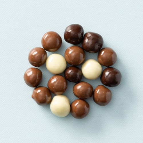 Biologische crunchy choco’s gemengd met witte, melk- en pure chocolade Biologische crunchy choco’s gemengd met witte, melk- en pure chocolade