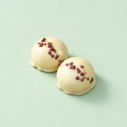 Chocolade mello cakes wit met chocoladestukjes op lichtgroene achtergrond Chocolade mello cakes wit met chocoladestukjes op lichtgroene achtergrond