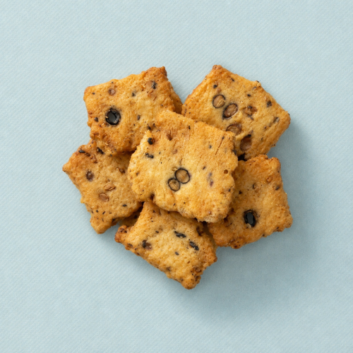 Rijstcrackers met sojabonen op lichtblauwe achtergrond Rijstcrackers met sojabonen op lichtblauwe achtergrond
