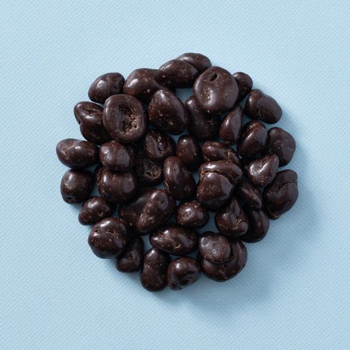 Pure chocolade rozijnen in een rondje gelegd