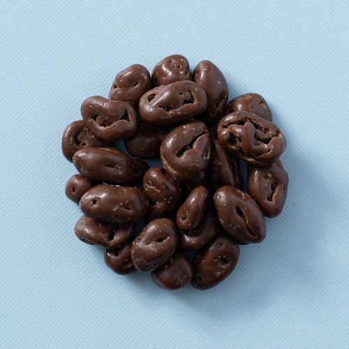 Chocolade rozijnen melk in een cirkel gelegd