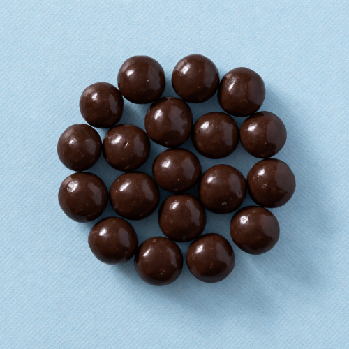 Crunchy choco's puur in een rond hoopje op een lichtblauwe achtergrond Crunchy choco's puur in een rond hoopje op een lichtblauwe achtergrond