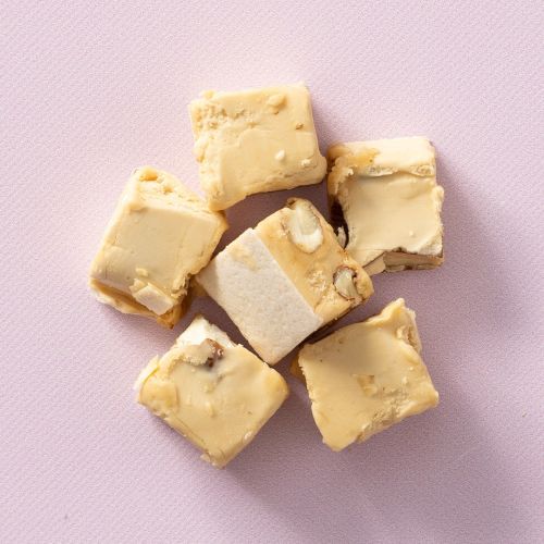 Soft nougat cappuccino op een lichtroze achtergrond Soft nougat cappuccino op een lichtroze achtergrond
