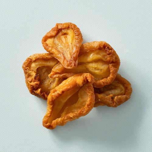 Gedroogde peren op een lichtblauwe achtergrond Gedroogde peren op een lichtblauwe achtergrond