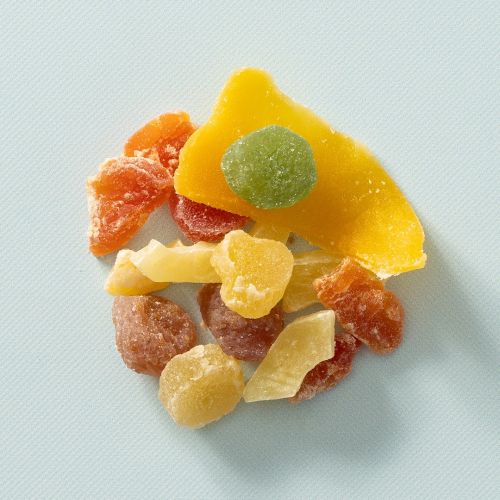 Bermuda fruitmix met kleurrijke stukjes gedroogd fruit op een lichtblauwe achtergrond