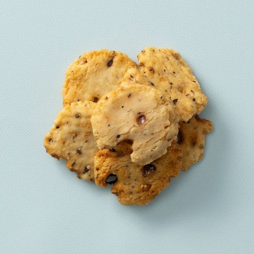 Rijstcrackers sojabonen op lichtblauwe achtergrond Rijstcrackers sojabonen op lichtblauwe achtergrond