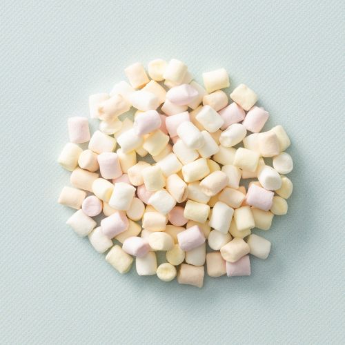 Mini marshmallows op lichtblauwe achtergrond Mini marshmallows op lichtblauwe achtergrond