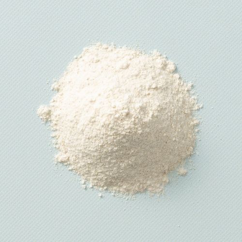 Boekweitmeel (bio) op een lichtblauwe achtergrond Boekweitmeel (bio) op een lichtblauwe achtergrond