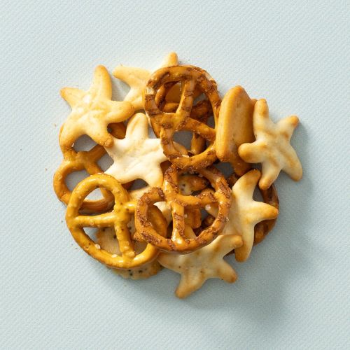 Cocktail snack mix op lichtblauwe achtergrond Cocktail snack mix op lichtblauwe achtergrond