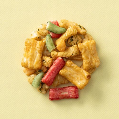 Rigato mix met gekleurde krokante snacks op een lichtgele achtergrond Rigato mix met gekleurde krokante snacks op een lichtgele achtergrond