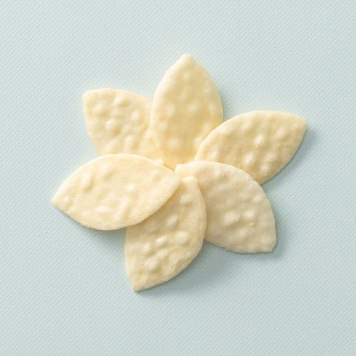 Konoha salad crackers in bloemvorm op een lichtblauwe achtergrond Konoha salad crackers in bloemvorm op een lichtblauwe achtergrond