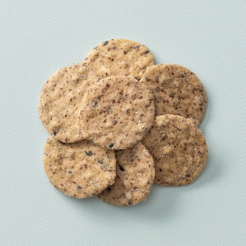 Sesam peper crackers op lichtblauwe achtergrond Sesam peper crackers op lichtblauwe achtergrond