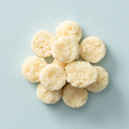 Kokos bites ananas op een lichtblauwe achtergrond