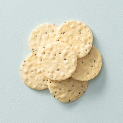 Sea salt crackers op lichtblauwe achtergrond Sea salt crackers op lichtblauwe achtergrond