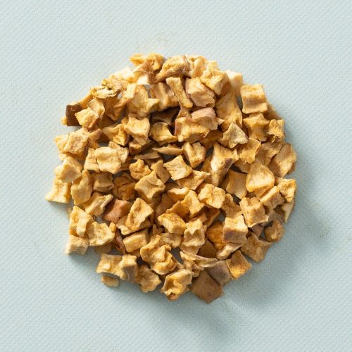 Biologische gedroogde appelstukjes op een lichtblauwe achtergrond Biologische gedroogde appelstukjes op een lichtblauwe achtergrond