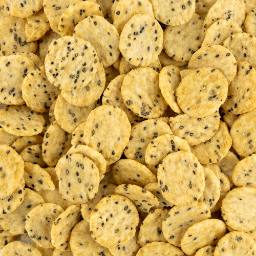 Een overvloed aan snack crackers peper verspreid over de vloer, waardoor het lijkt op een zee van crackers.