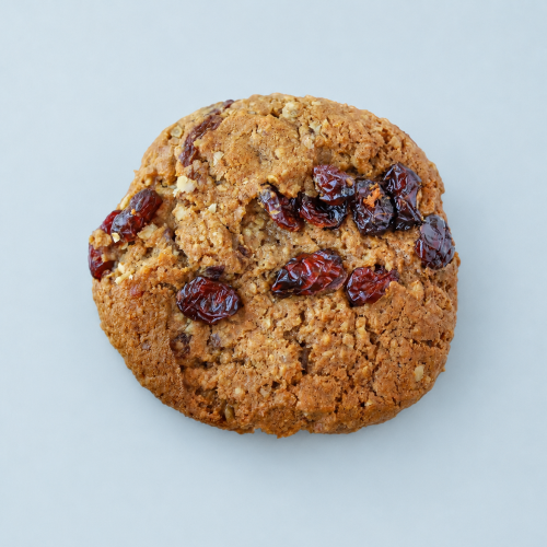 Haverkoek met cranberry op een lichtblauwe achtergrond Haverkoek met cranberry op een lichtblauwe achtergrond