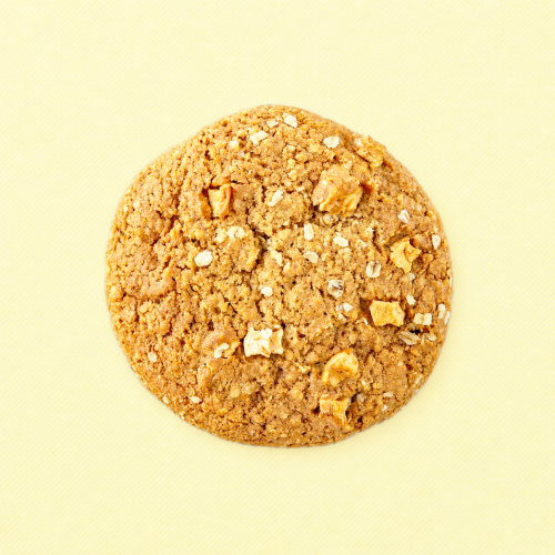 Close-up van een bakje koekjesdeeg voor haverkoeken met appel Close-up van een bakje koekjesdeeg voor haverkoeken met appel