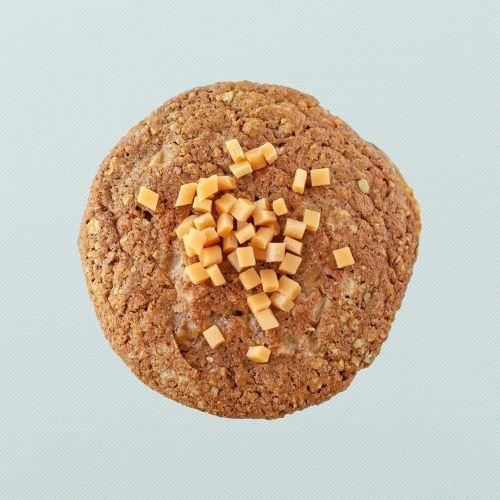 Haverkoek met zeezout en kleine stukjes karamel Haverkoek met zeezout en kleine stukjes karamel