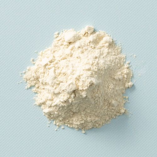 Biologische tarwegluten los op lichtblauwe achtergrond Biologische tarwegluten los op lichtblauwe achtergrond