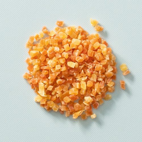 Gedroogde papaya stukjes op een lichtblauwe achtergrond Gedroogde papaya stukjes op een lichtblauwe achtergrond