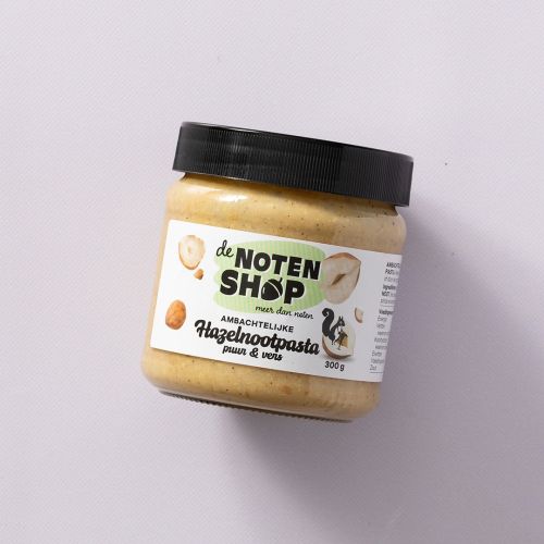 Hazelnootpasta op een lichtpaarse achtergrond
