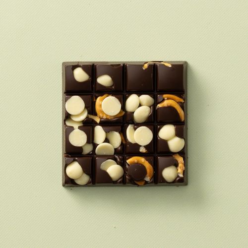 Chocolates For You choc block puur Sweet ’n Salty 100 gram met pretzelstukjes en witte chocoladedrops Chocolates For You choc block puur Sweet ’n Salty 100 gram met pretzelstukjes en witte chocoladedrops