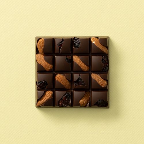 Chocolates For You choc block puur nuts & berries 100 gram met pure chocolade, amandelen en gedroogde bessen
