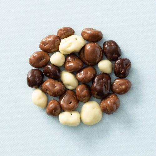 Biologische chocolade rozijnen gemengd met witte, melk- en pure chocolade Biologische chocolade rozijnen gemengd met witte, melk- en pure chocolade