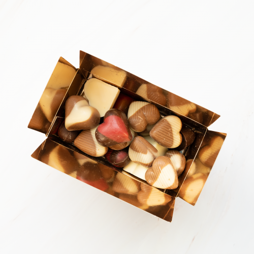 Chocolade hartjes praliné/room (kraft doos) 500 gram