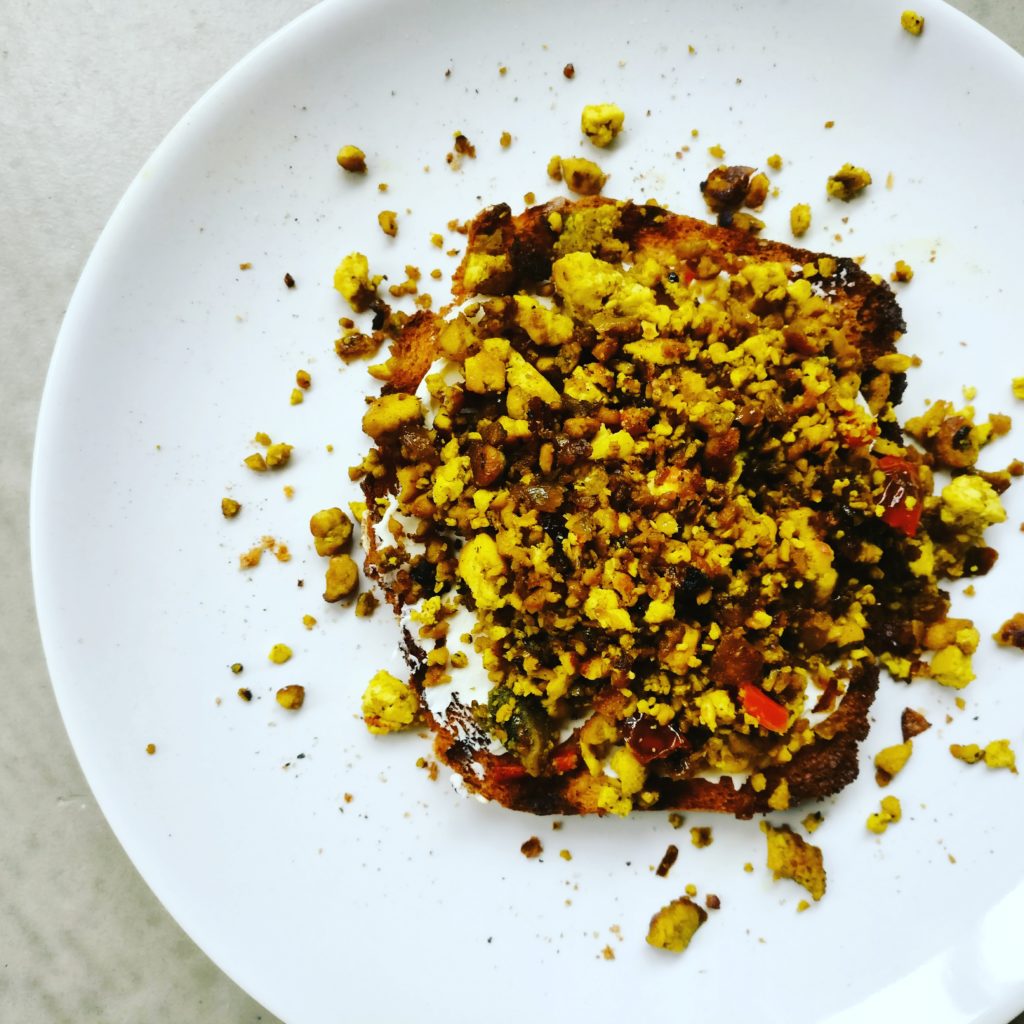 Scrambled tofu op toast