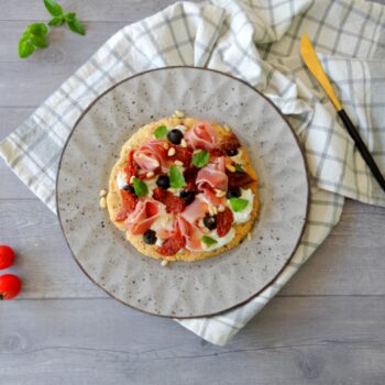 Pizza gemaakt van amandelmeel