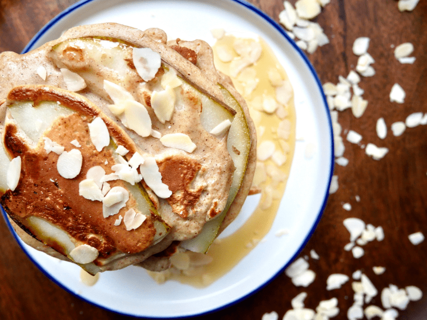 Peren-pancakes overgoten met heerlijke maple syrup