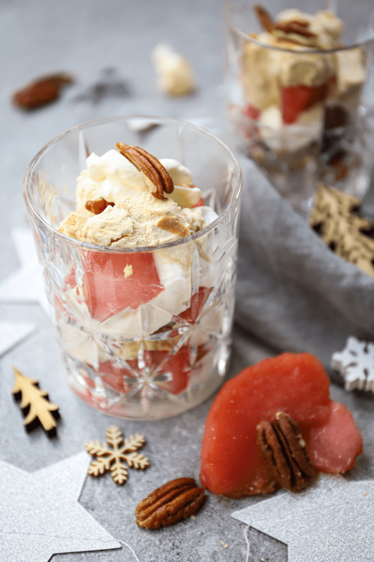 Eton mess met stoofpeertjes en pecannoten