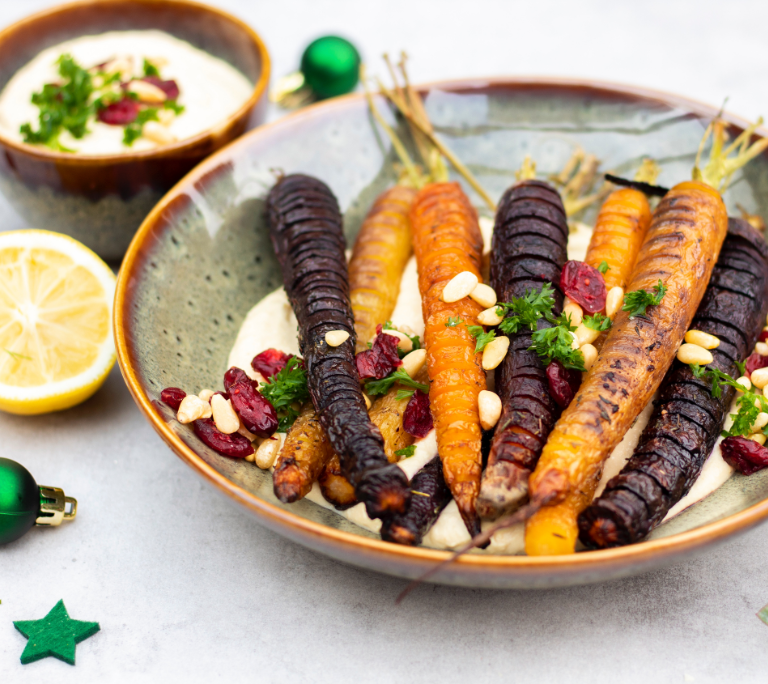 Geroosterde wortels uit de oven met hummus