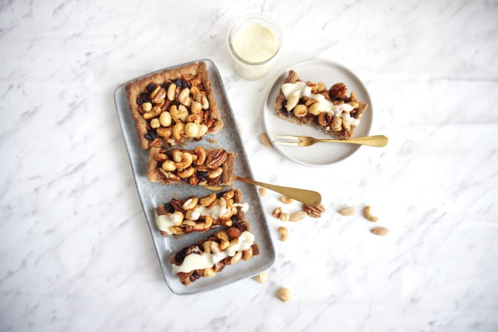 Glutenvrije appel-noten taartje met amandelspijs en vanillesaus