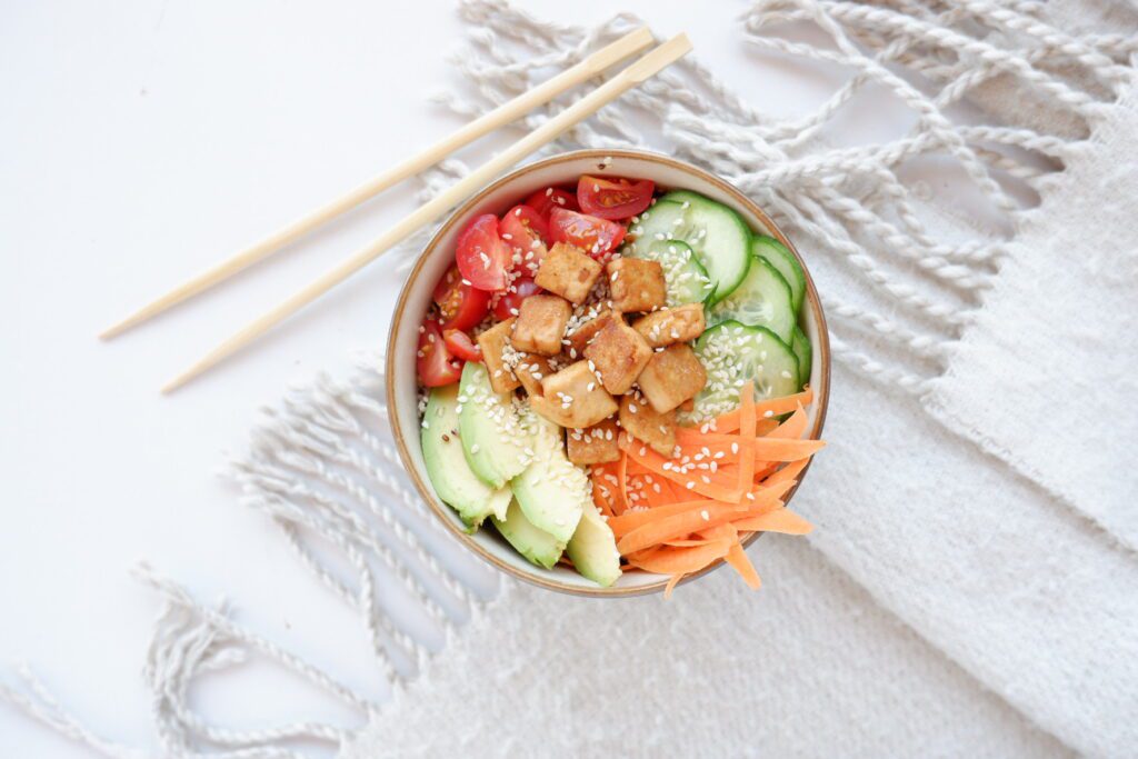 Vegan poké bowl met quinoa