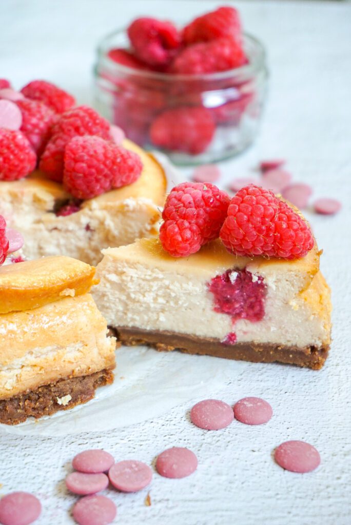 Cheesecake met frambozen en ruby chocolade