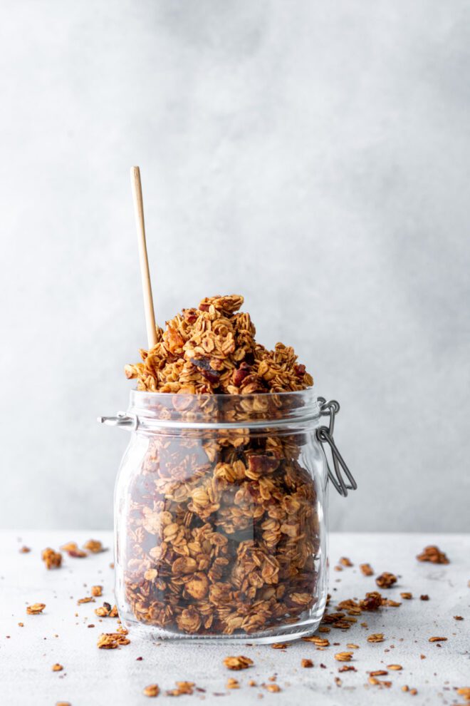 Crunchy, gezonde granola met gedroogde abrikozenstukjes