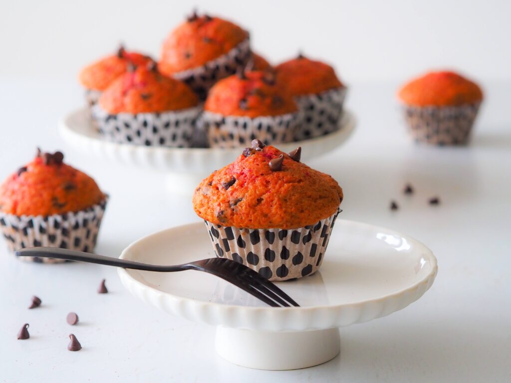 Oranje muffins met bietenpoeder en chocolade