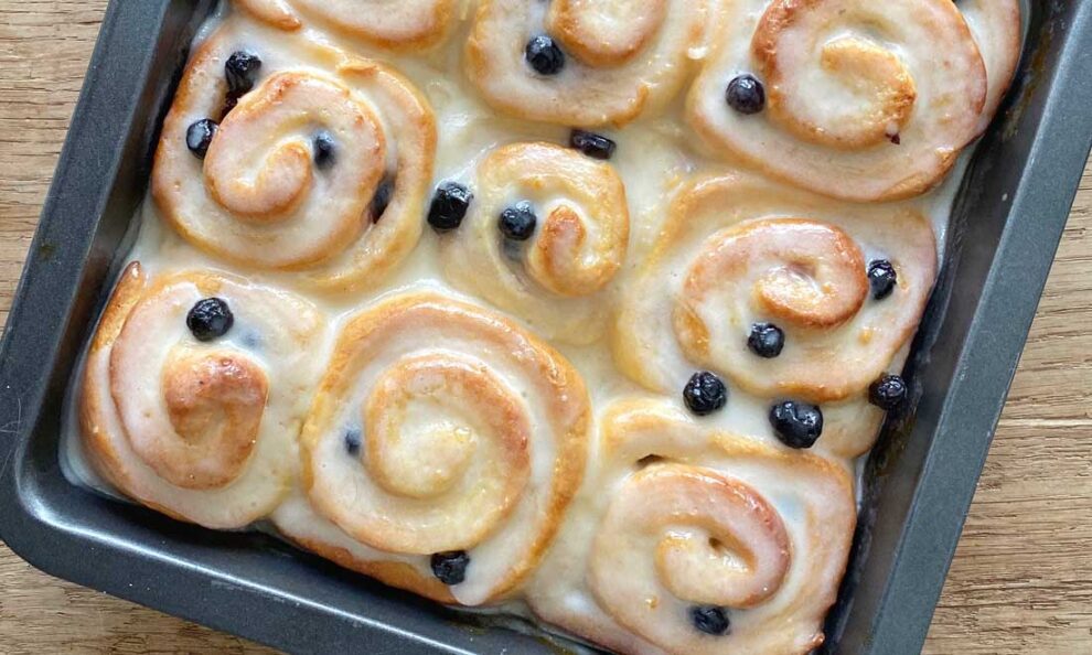 Lemon blueberry rolls met roomkaas glazuur