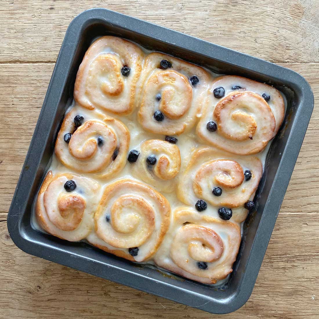 Lemon-blueberry-rolls-vierkant