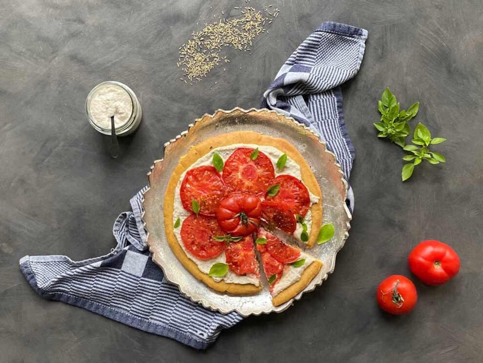 Vegan Socca pizza met cashew ricotta