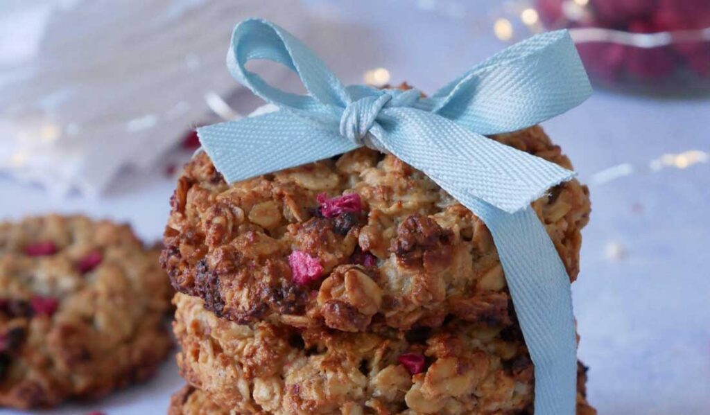 Havermoutkoekjes met gevriesdroogde framboos