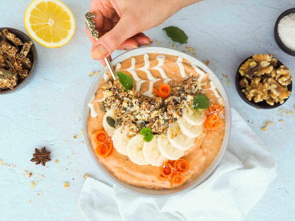 Carrot cake smoothie bowl