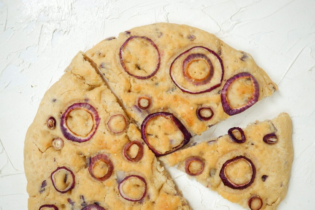 Focaccia met knoflook, rode ui en edelgistvlokken